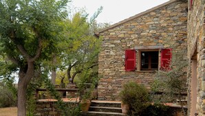 A stone house with a wooden staircase leading to a window with red shutters. - Bastia charming building - Corsica 3 minutes from the beaches (Bastia)