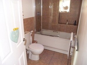 Combined shower/bathtub, hair dryer, towels, toilet paper