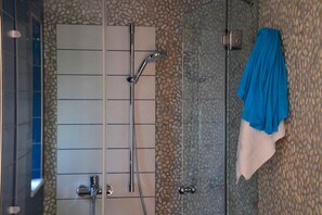 Sèche-cheveux, serviettes fournies, shampoing
