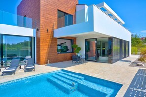 Una piscina al aire libre