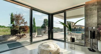 Vibrant modern 5-BR Villa for 10+2, with pool and a sea view