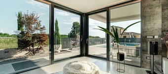 Vibrant modern 5-BR Villa for 10+2, with pool and a sea view