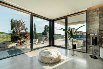 Vibrant modern 5-BR Villa for 10+2, with pool and a sea view