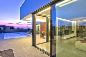 Una piscina al aire libre