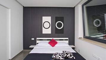 5 bedrooms, iron/ironing board, WiFi, bed sheets