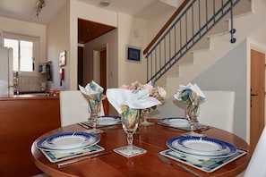 Dining - Luxury House,Small Complex,Large Pool,Free WiFi, Paphos Airport Transfers (Paphos)