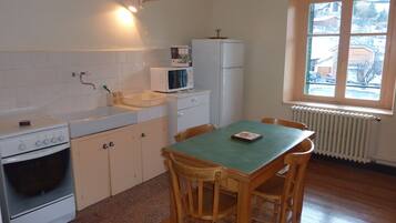 Een koelkast, een microgolfoven, een oven, een kookplaat