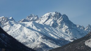 A snow-covered mountain range with rugged peaks and a clear sky. - Rental apartment type 2 in mountain house in Risoul - 05600 (Risoul)