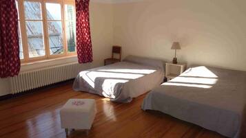 1 slaapkamer, een strijkplank/strijkijzer, reisbedje, beddengoed