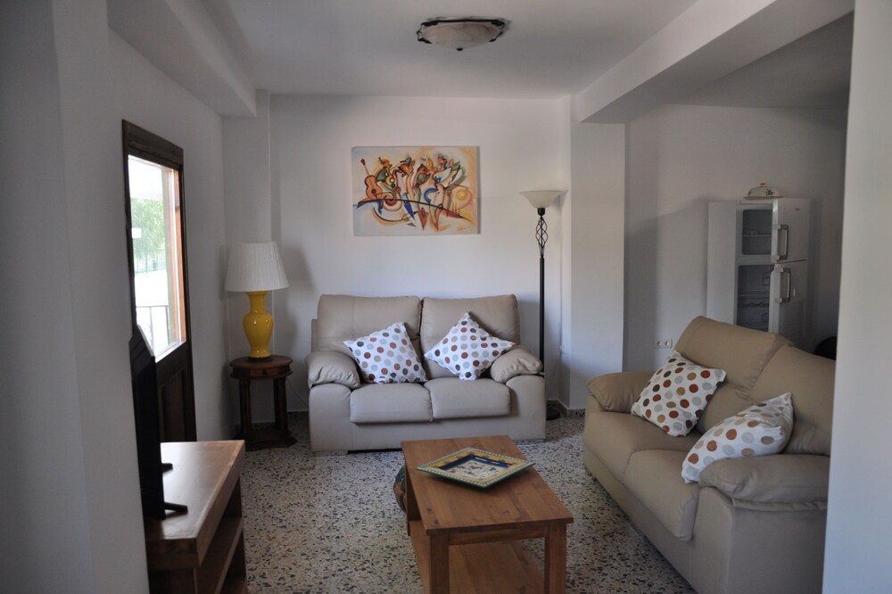 Recently renovated 2 bed townhouse with a large roof terrace in Orgiva town.