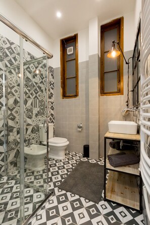 Dusche, Haartrockner, Bidet, Handtücher