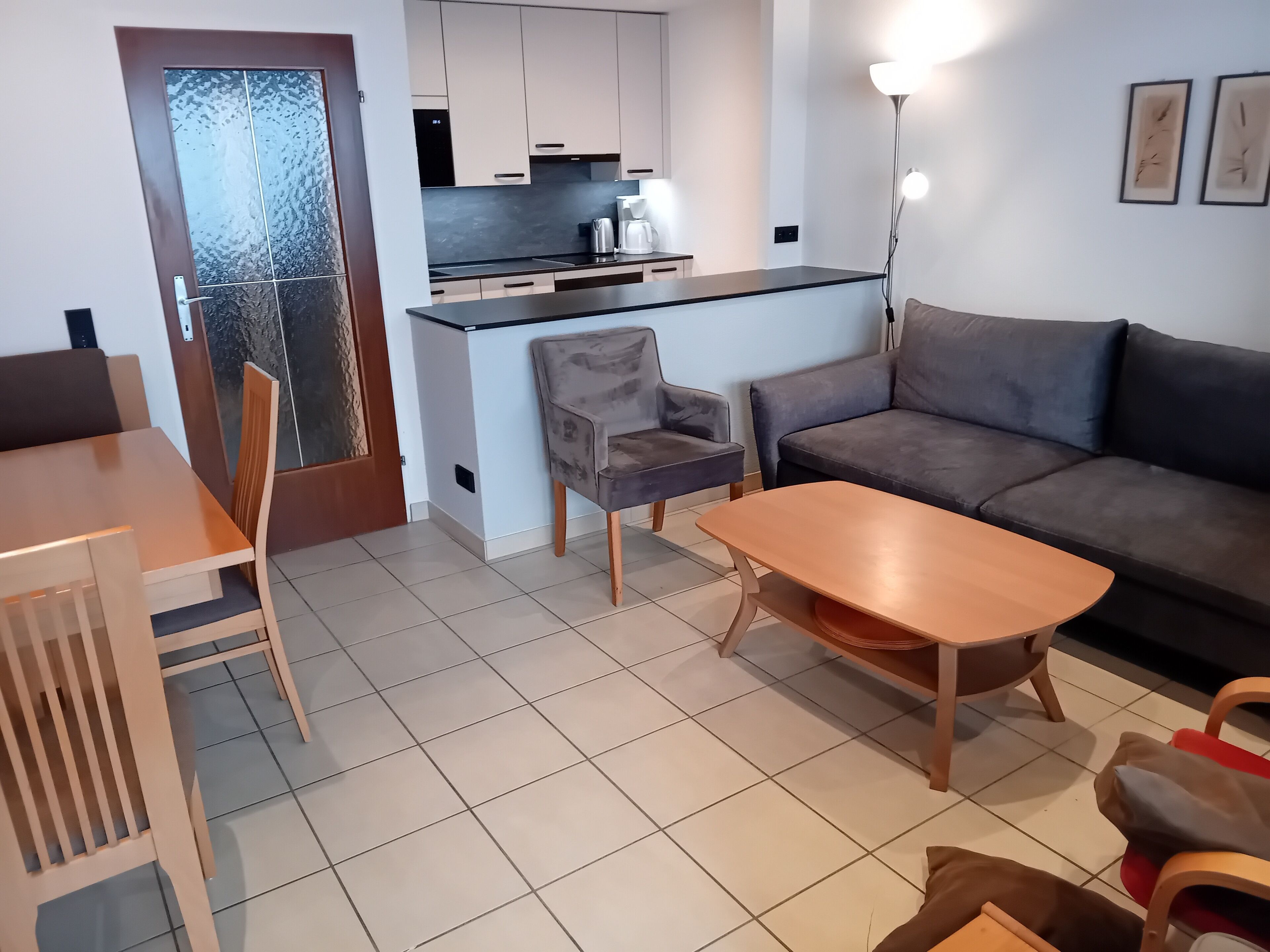 Smart-TV, DVD-Player, Bücher, Videothek