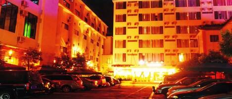 Un hôtel à plusieurs étages avec un parking situé à l’avant.