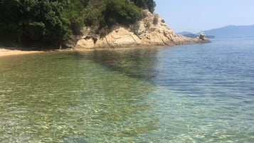NĂ€ra stranden, solstolar och strandhanddukar