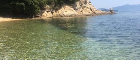 Una spiaggia nelle vicinanze, lettini da mare, teli da spiaggia