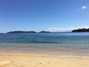 Playa en los alrededores, camastros y toallas de playa 