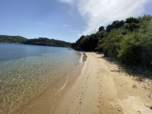 Playa en los alrededores, camastros y toallas de playa 