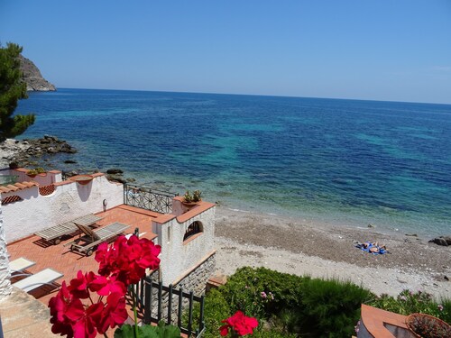 Villa luxurious on the seaside on two floors with ample terrace 12/14 beds