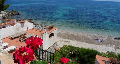 Villa luxurious on the seaside on two floors with ample terrace 12/14 beds