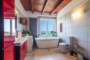 Ensemble douche/baignoire, baignoire à jets, sèche-cheveux, peignoirs