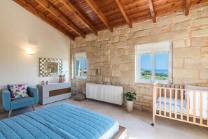2 chambres, coffres-forts dans les chambres, bureau
