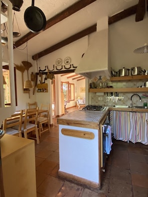 Fridge, oven, stovetop, dishwasher - Sardinia: spacious and bright villa with garden a few meters from the sea (Montepetrosu)