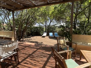 Outdoor dining - Sardinia: spacious and bright villa with garden a few meters from the sea (Montepetrosu)