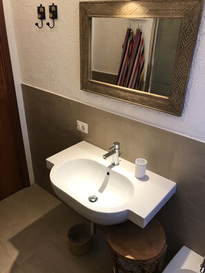 Douche, sèche-cheveux, bidet, serviettes fournies
