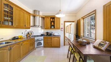 Geladeira, micro-ondas, fogĂŁo, cooktop
