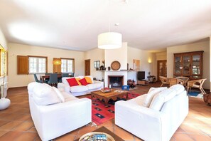 TV, fireplace, books, stereo - Comporta - Villa in a Nature Resort - private pool and lake view (Comporta)