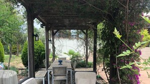 Outdoor dining - Magnificent Villa with garden and pool, overlooking the golf course (Los Belones, Cartagena, Murcia)