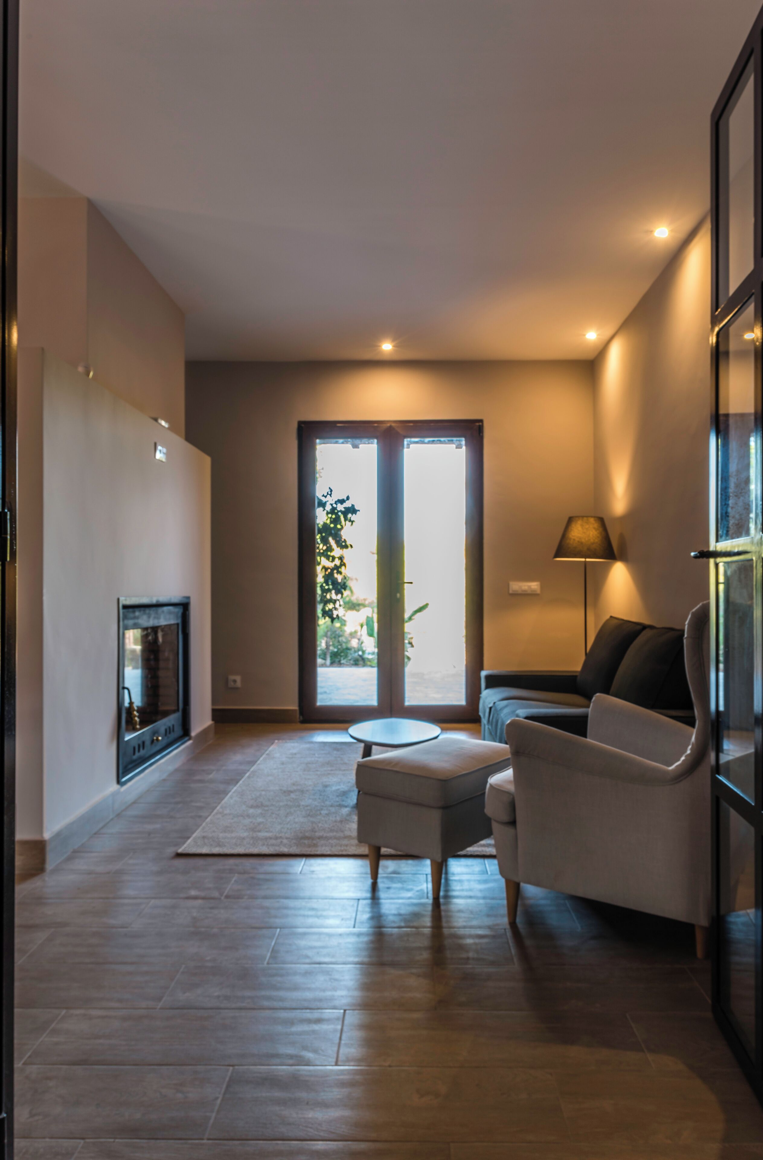 Smart TV, fireplace, video games, ping pong