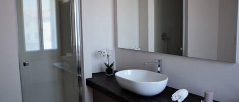 Een douche, een bidet, handdoeken, zeep