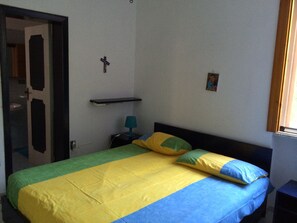 3 habitaciones, tabla de planchar con plancha y cuna de viaje