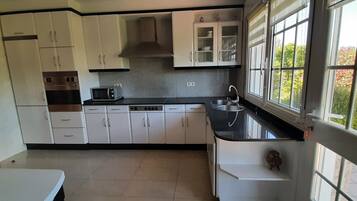 Réfrigérateur, micro-ondes, four, cafetiÚre/bouilloire