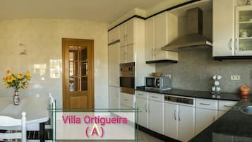 Een koelkast, een microgolfoven, een oven