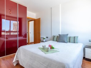 2 chambres, fer et planche à repasser