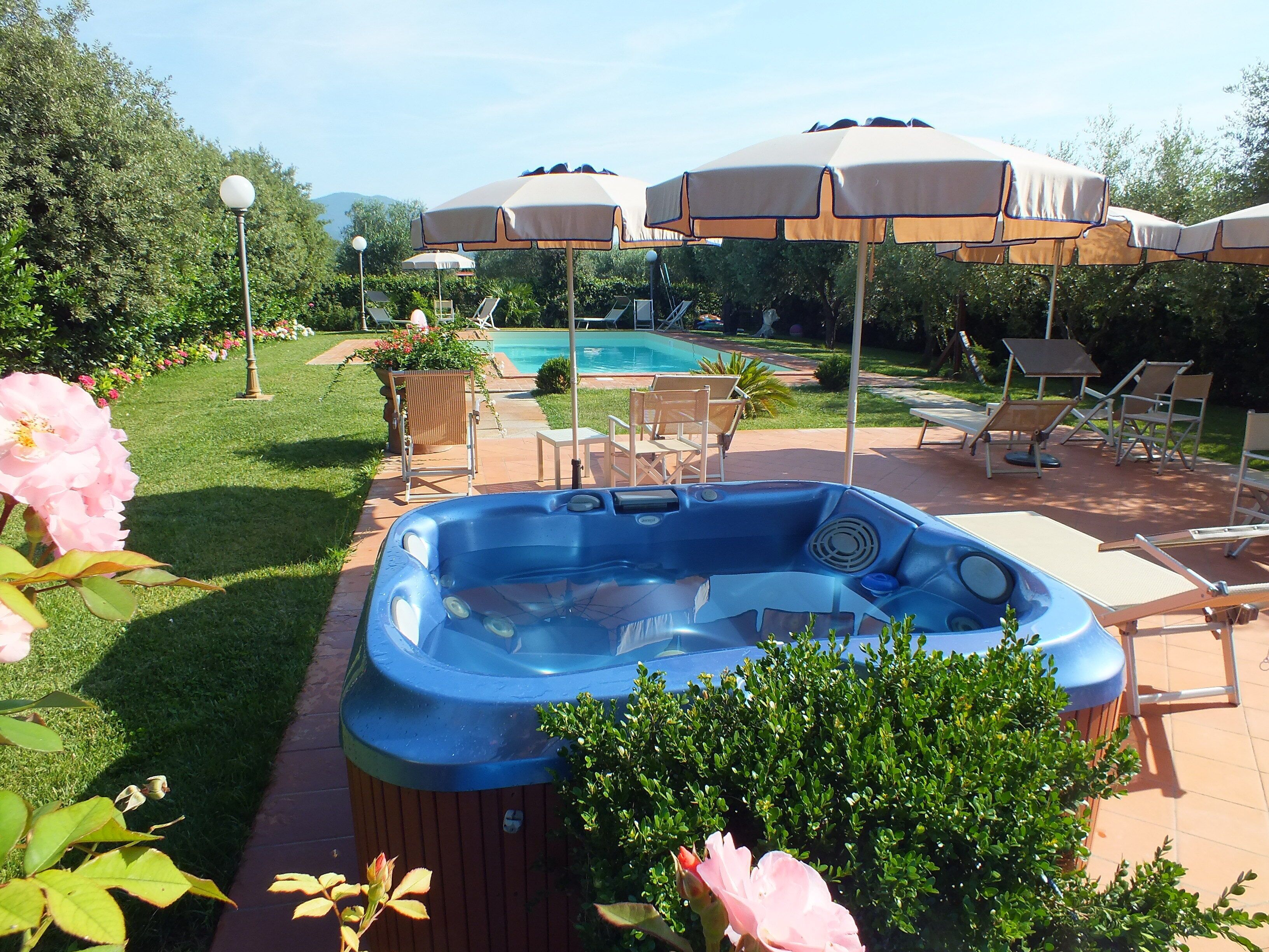 Tina de hidromasaje al aire libre