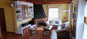 Televisie, een open haard en een stereo