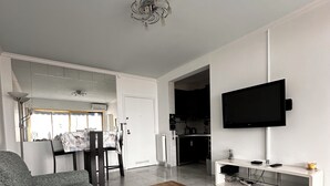 TV, books - Beachfront Apartment, 180° Seaviews, huge pool- 5 km to Nice (Cagnes-Sur-Mer)