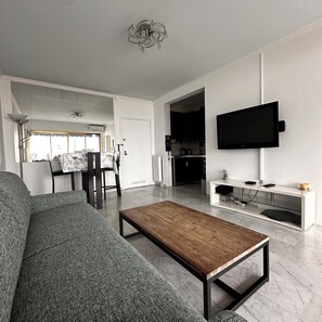 TV, books - Beachfront Apartment, 180° Seaviews, huge pool- 5 km to Nice (Cagnes-Sur-Mer)