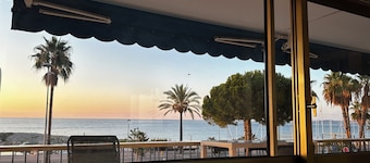 Beachfront Apartment, 180° Seaviews, huge pool- 5 km to Nice