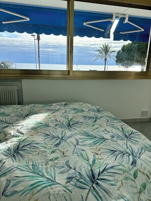 1 bedroom, iron/ironing board, WiFi, bed sheets - Beachfront Apartment, 180° Seaviews, huge pool- 5 km to Nice (Cagnes-Sur-Mer)