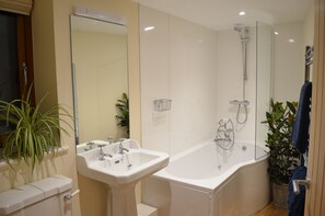 Duschwanne, Haartrockner, Handtücher