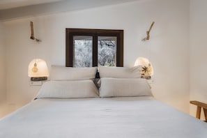2 bedrooms, iron/ironing board, free WiFi, bed sheets