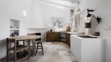 Réfrigérateur, four, plaque de cuisson, cafetière/bouilloire