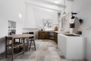 Frigorifero, forno, piano cottura, macchina per tè/caffè