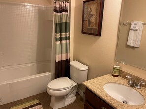 Badekar, hårføner, håndklær og såpe