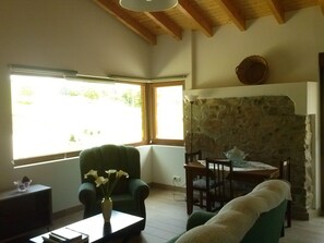 Fernseher, Bücher, Stereoanlage