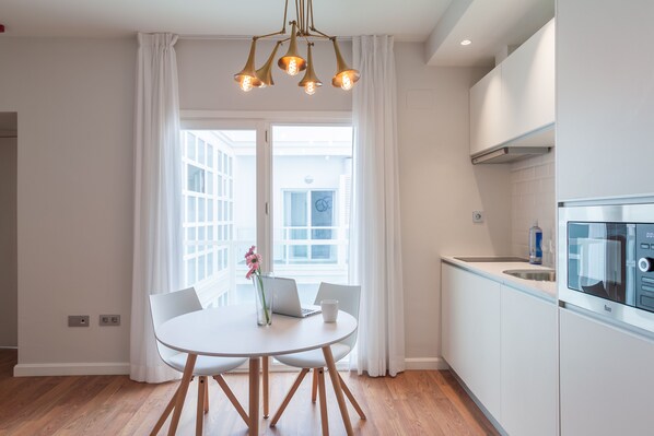 Fridge, microwave, stovetop, coffee/tea maker - CÁDIZ CENTER: BRIGHT APARTMENT (Cádiz)